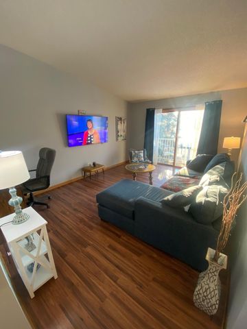 1060 Pond View Court, Vadnais Heights, MN 55127