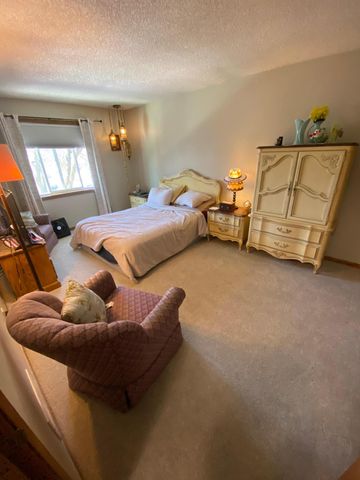 1060 Pond View Court, Vadnais Heights, MN 55127