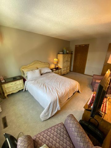 1060 Pond View Court, Vadnais Heights, MN 55127