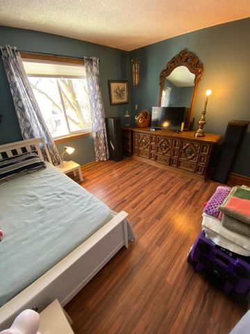 1060 Pond View Court, Vadnais Heights, MN 55127