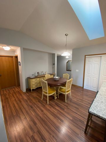 1060 Pond View Court, Vadnais Heights, MN 55127