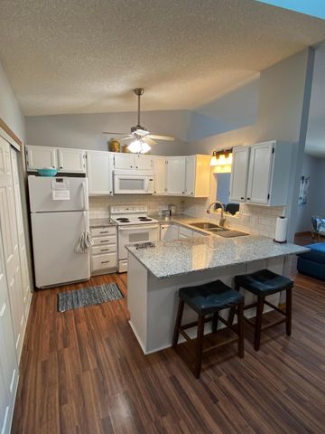 1060 Pond View Court, Vadnais Heights, MN 55127