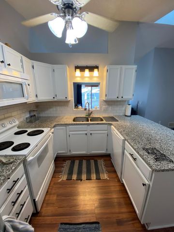 1060 Pond View Court, Vadnais Heights, MN 55127