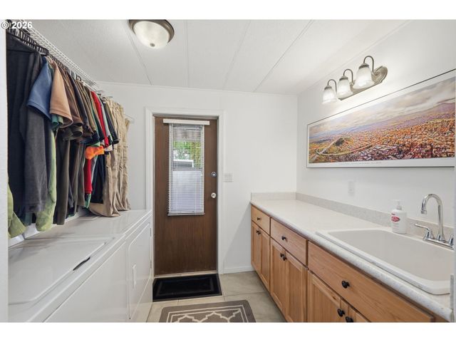 1800 LAKEWOOD Ct 134, Eugene, OR 97402