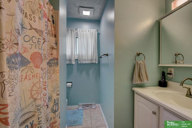 8812 Valley View Drive, La Vista, NE 68128