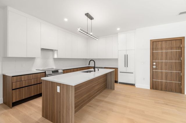 16 Stearns Rd 304, Wellesley, MA 02482