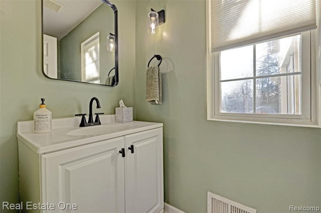 6923 Tangle Wood, Waterford, MI 48327