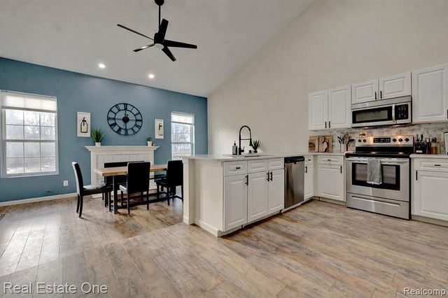 6923 Tangle Wood, Waterford, MI 48327