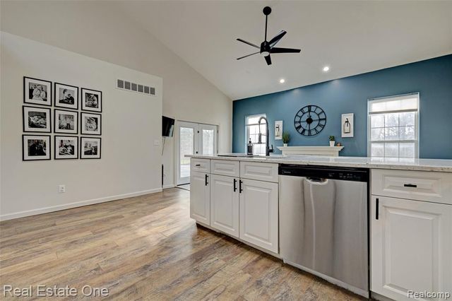 6923 Tangle Wood, Waterford, MI 48327