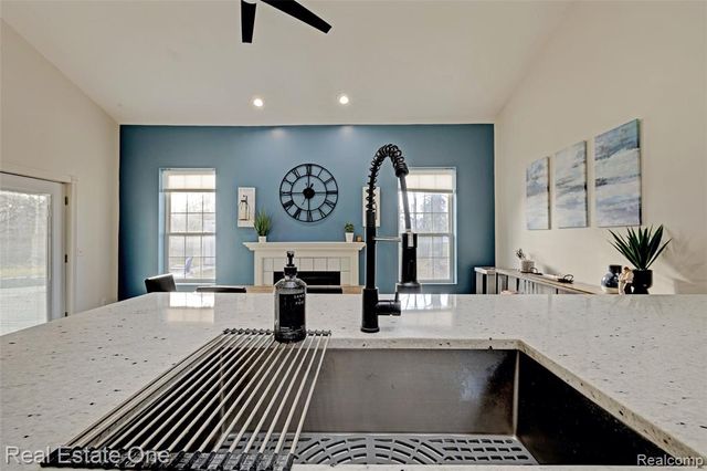 6923 Tangle Wood, Waterford, MI 48327