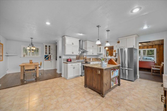 11006 E Boundary Rd, Elk, WA 99009