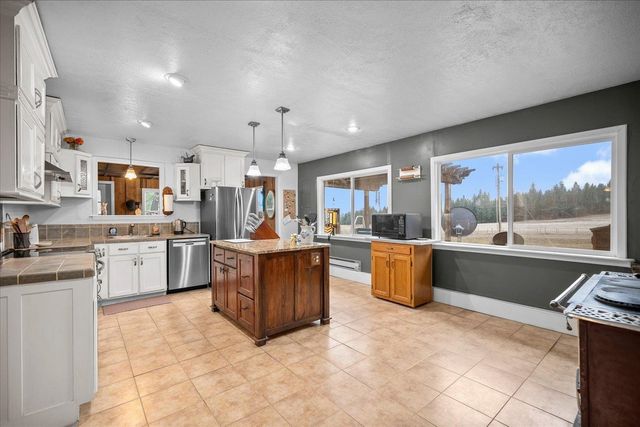 11006 E Boundary Rd, Elk, WA 99009