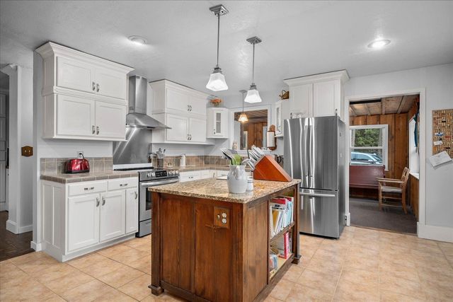 11006 E Boundary Rd, Elk, WA 99009