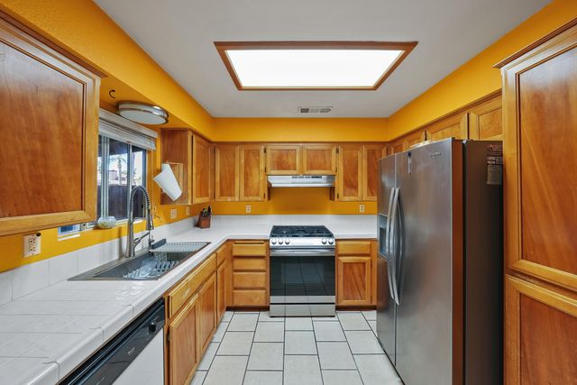 1271 Deer Creek Street, Tulare, CA 93274