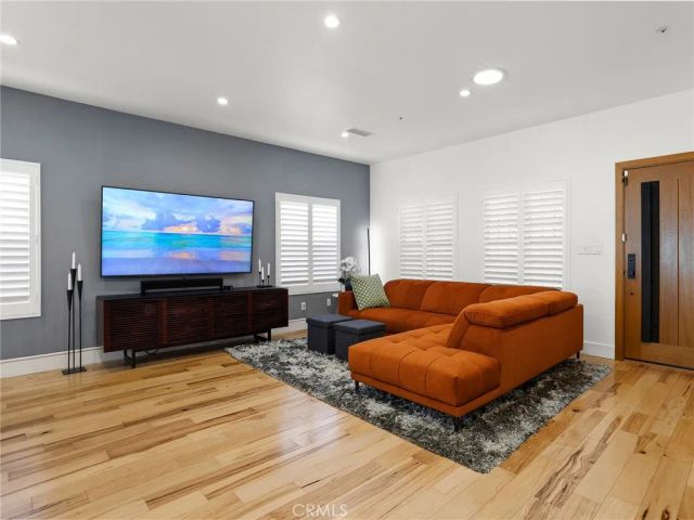 1033 N Pass Avenue, Burbank, CA 91505