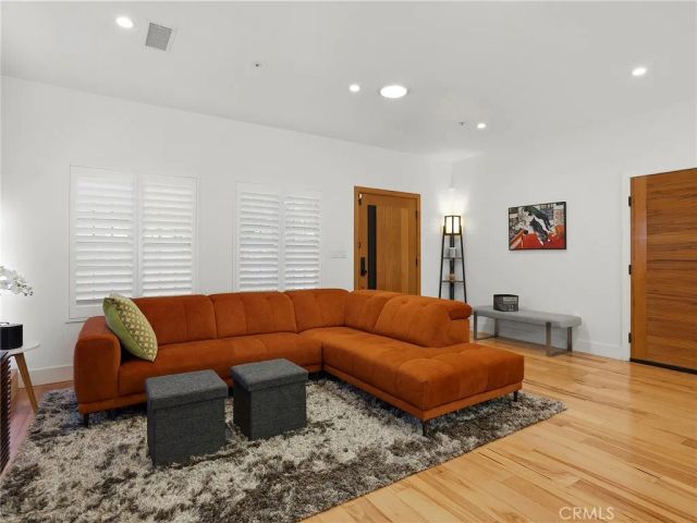 1033 N Pass Avenue, Burbank, CA 91505