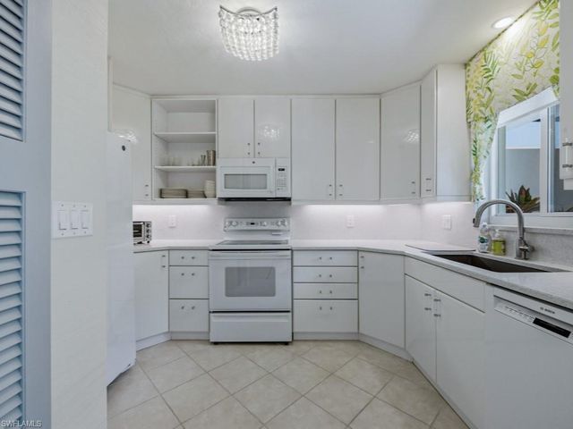 211 3rd AVE S 211, Naples, FL 34102