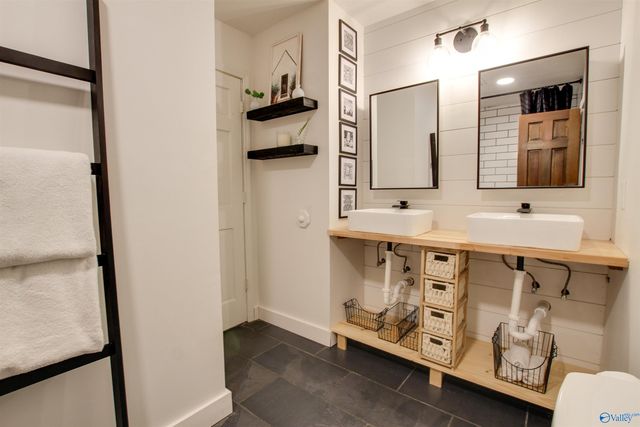 4711 Pineywood Drive SW, Decatur, AL 35603