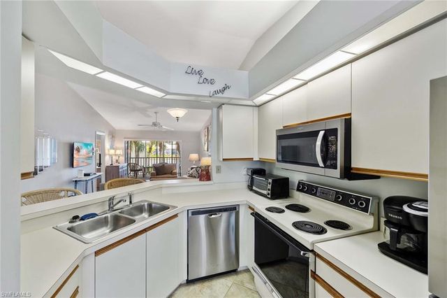 822 Gulf Pavillion DR 202, Naples, FL 34108