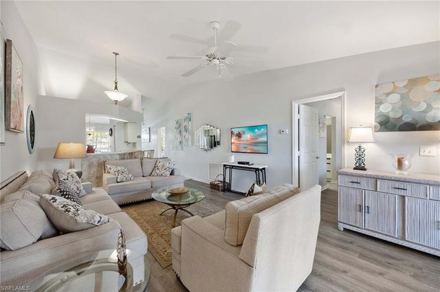 822 Gulf Pavillion DR 202, Naples, FL 34108