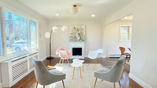 122 6th Street, Hicksville, NY 11801