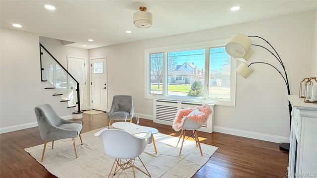 122 6th Street, Hicksville, NY 11801