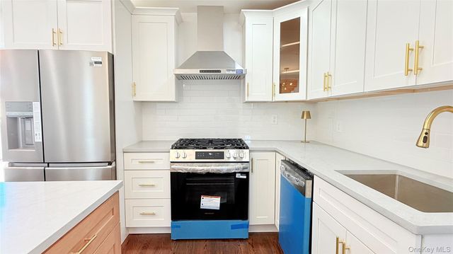 122 6th Street, Hicksville, NY 11801