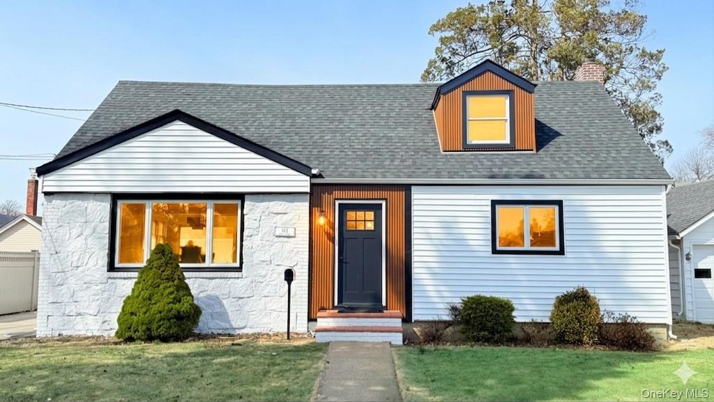 122 6th Street, Hicksville, NY 11801