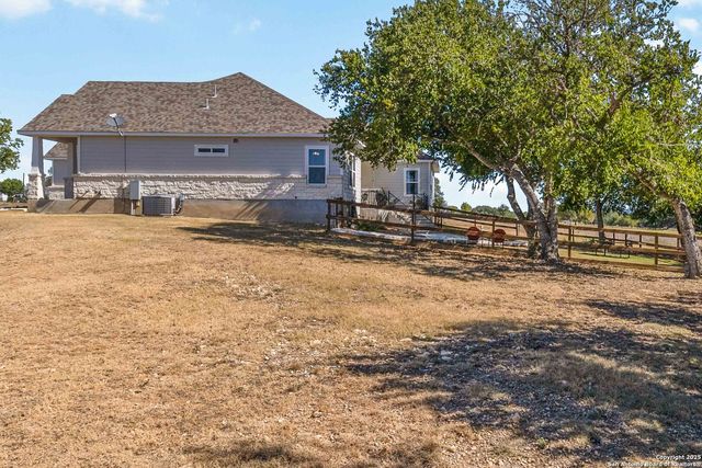 342 wood view, Bandera, TX 78003
