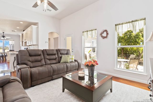 342 wood view, Bandera, TX 78003