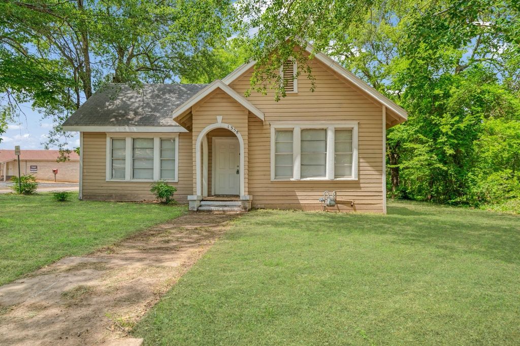 1358 BONHAM, Paris, TX 75460