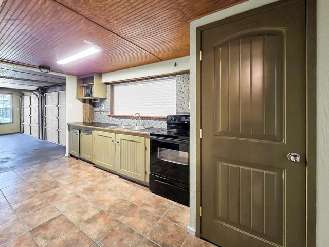 1208 Boyt Road, Crystal Beach, TX 77650