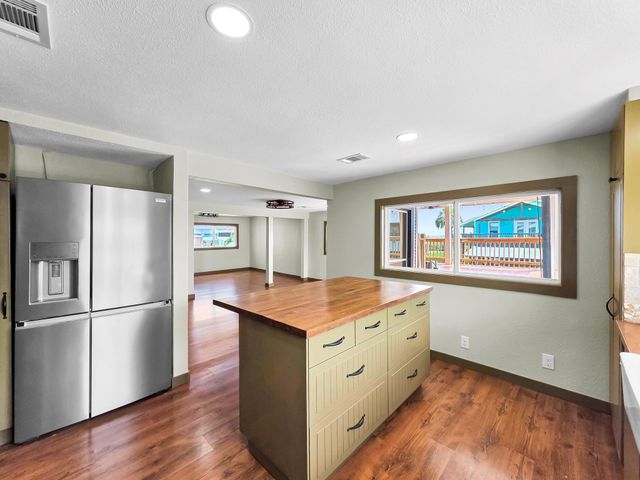 1208 Boyt Road, Crystal Beach, TX 77650