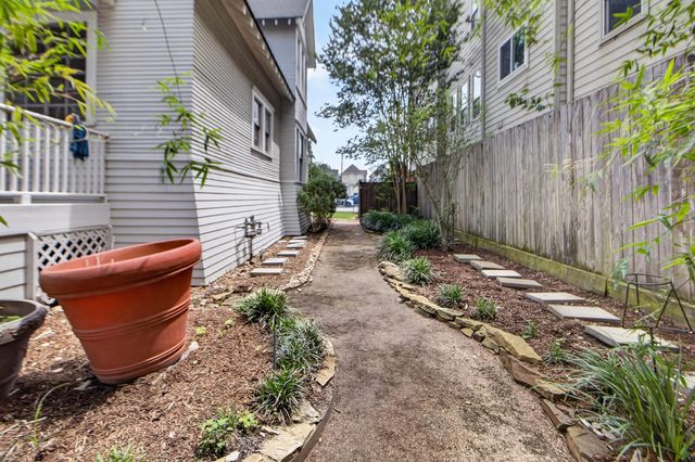 2009 Arlington Street, Houston, TX 77008