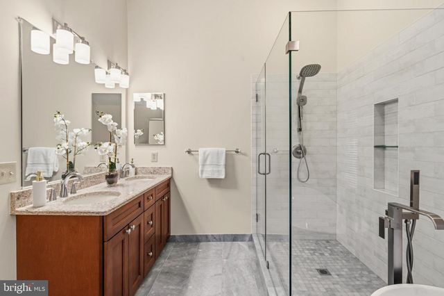 6317 CROOKED OAK LN, Falls Church, VA 22042