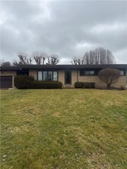490 Sylvan Dr, N Franklin Twp, PA 15301