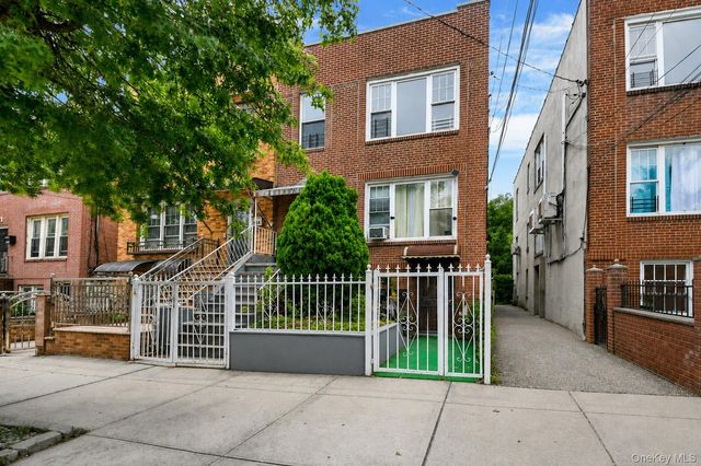 952 E 217th Street, Bronx, NY 10469