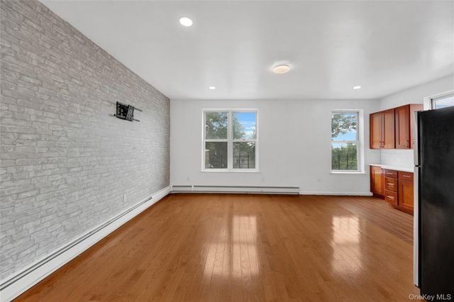 952 E 217th Street, Bronx, NY 10469
