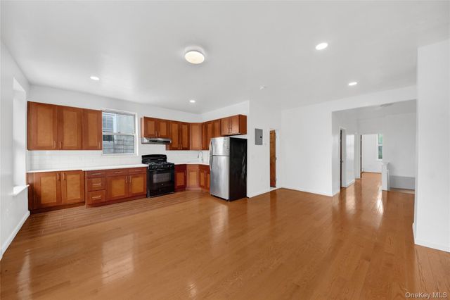 952 E 217th Street, Bronx, NY 10469