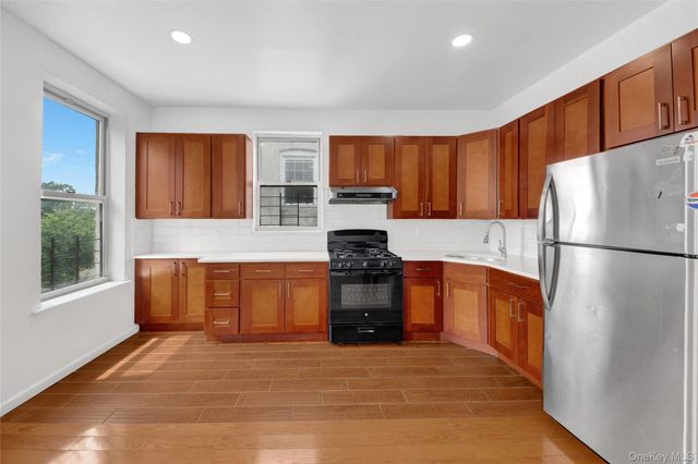 952 E 217th Street, Bronx, NY 10469