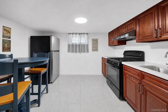 952 E 217th Street, Bronx, NY 10469
