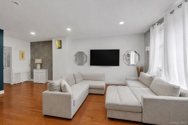 952 E 217th Street, Bronx, NY 10469