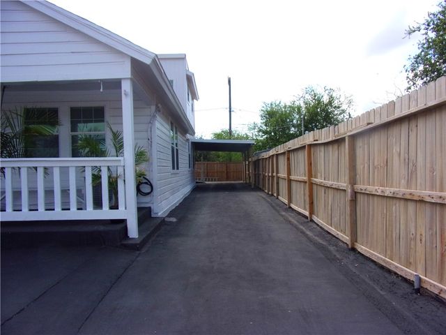 2722 Greenwood Dr, Corpus Christi, TX 78405