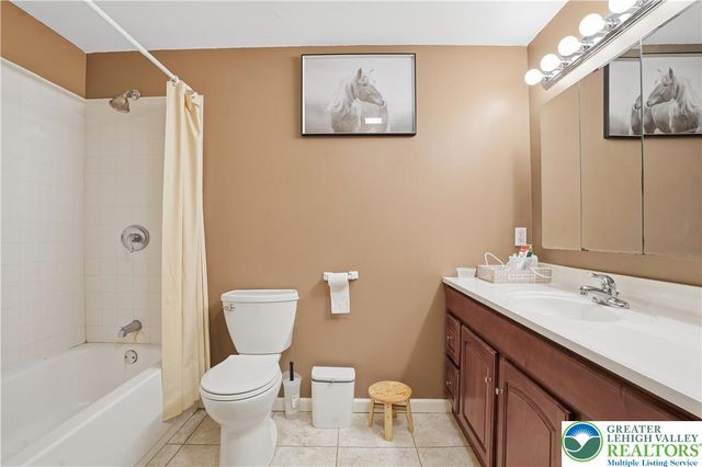 4985 Curly Horse Drive, Upper Saucon Twp, PA 18034