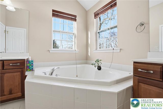 4985 Curly Horse Drive, Upper Saucon Twp, PA 18034