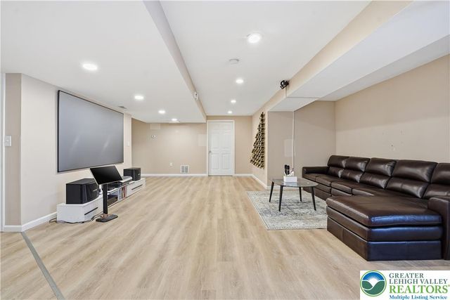 4985 Curly Horse Drive, Upper Saucon Twp, PA 18034