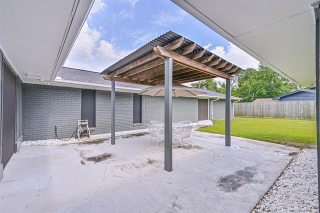 114 Crestway Drive, Baytown, TX 77520