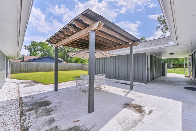 114 Crestway Drive, Baytown, TX 77520
