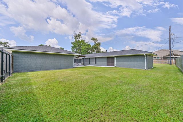 114 Crestway Drive, Baytown, TX 77520