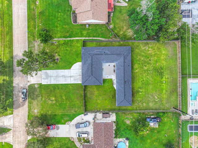 114 Crestway Drive, Baytown, TX 77520